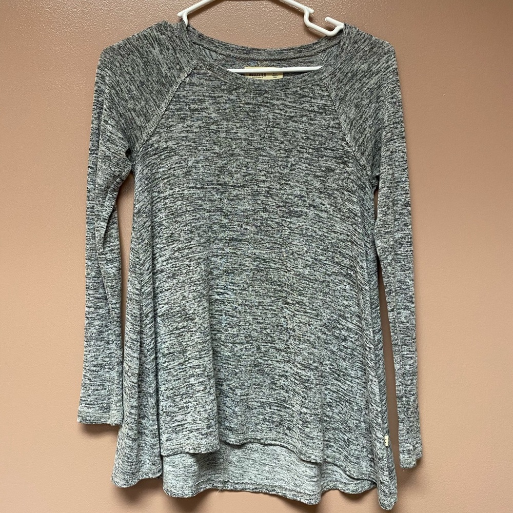Hollister- flowy long sleeve⭐️5/$15⭐️